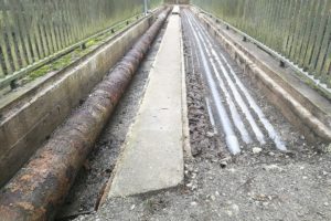 Die Zwei-Bäche-Brücke in Hofstede ist schon lange nicht mehr passierbar. Die nötige Sanierung verzögert sich nun noch mehr und sorgt für Frust.
