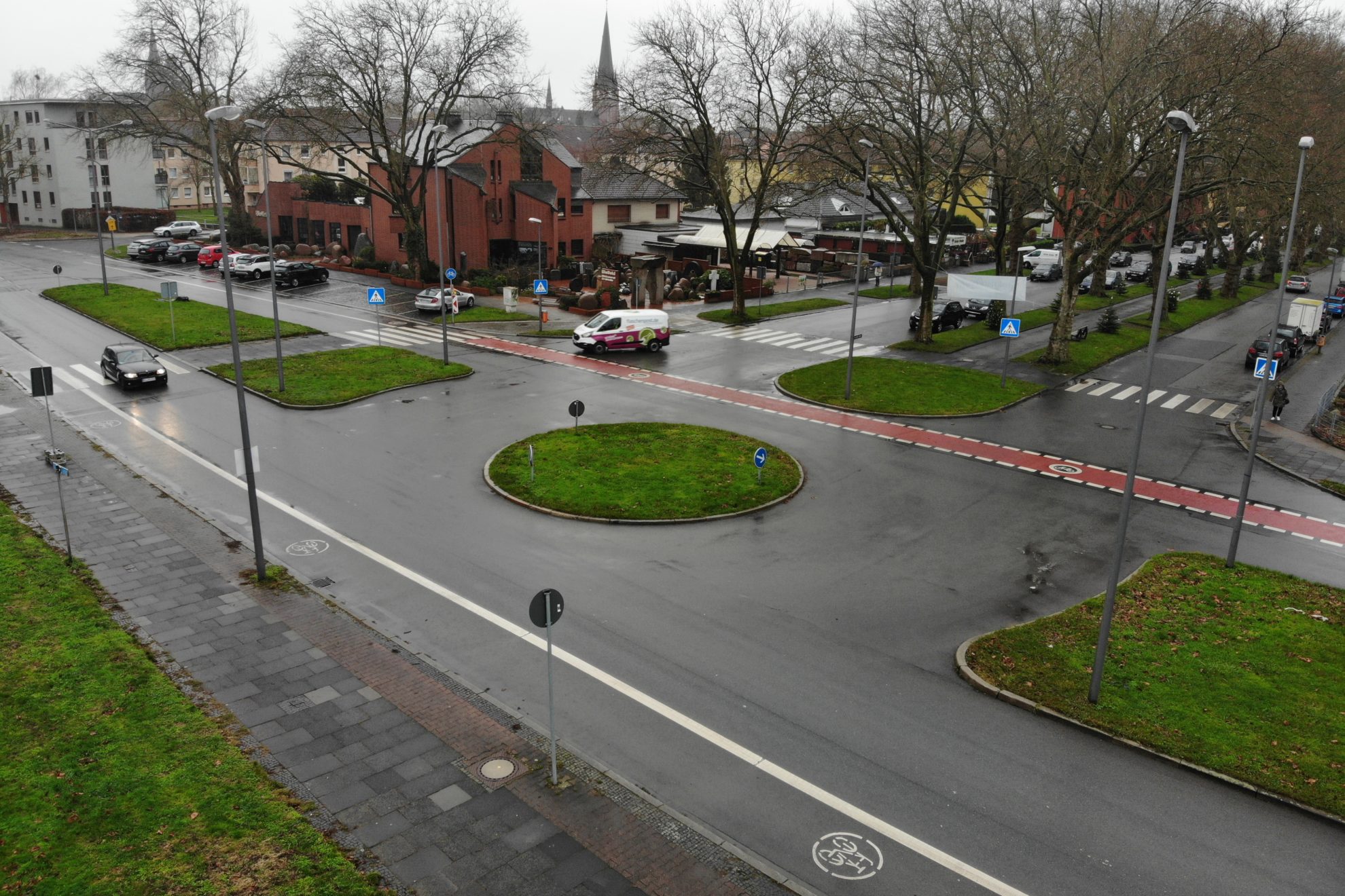 Der Verkehrsinsel im Kreisverkehr am Hauptfriedhof soll bald mit Wildblumen bepflanzt werden.