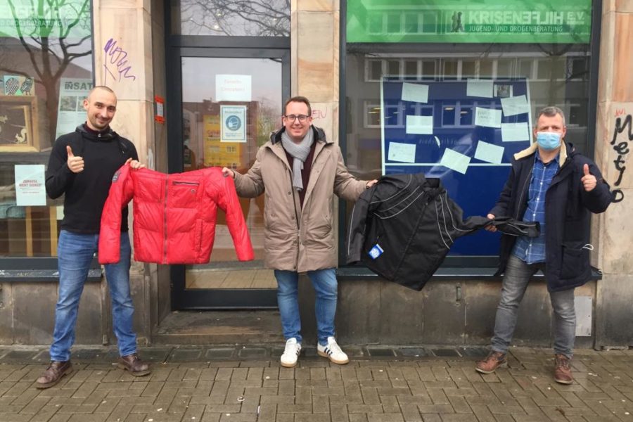 Tobias Fechner von der Krisenhilfe (l.) nimmt die Winterkleidung von Jörg Laftsidis und Burkart Jentsch (m.) entgegen.