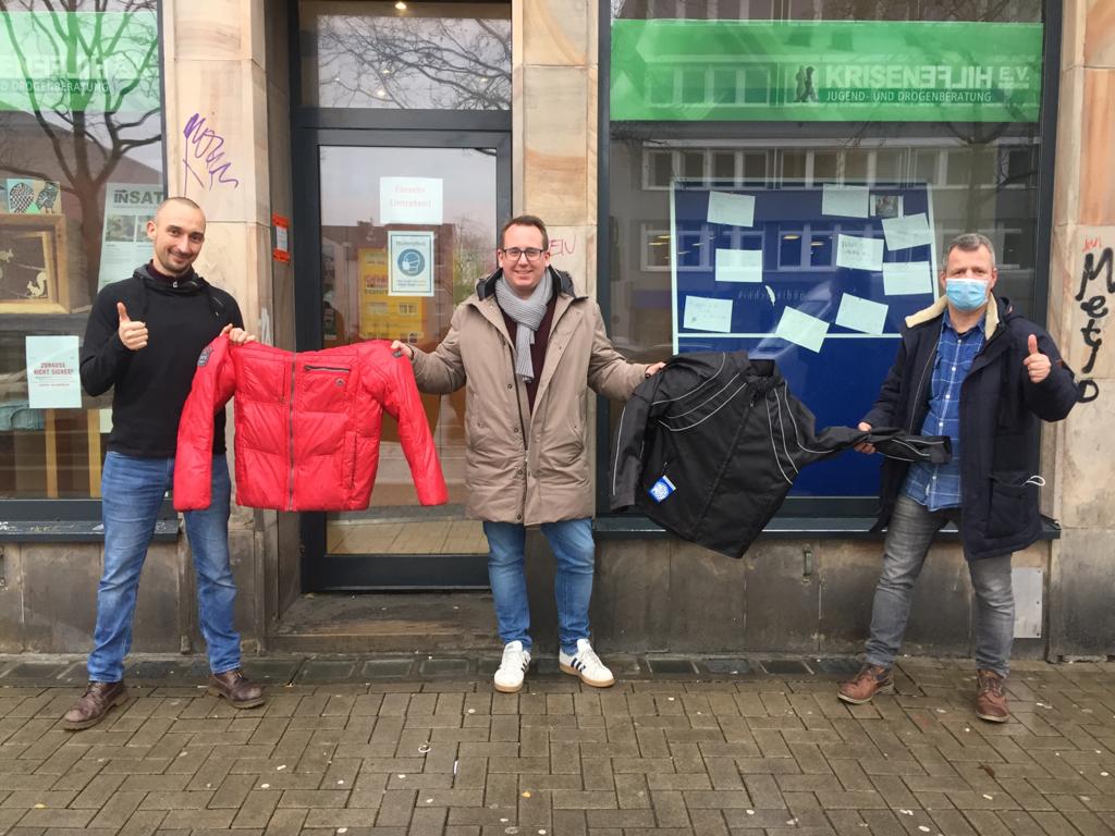 Tobias Fechner von der Krisenhilfe (l.) nimmt die Winterkleidung von Jörg Laftsidis und Burkart Jentsch (m.) entgegen.