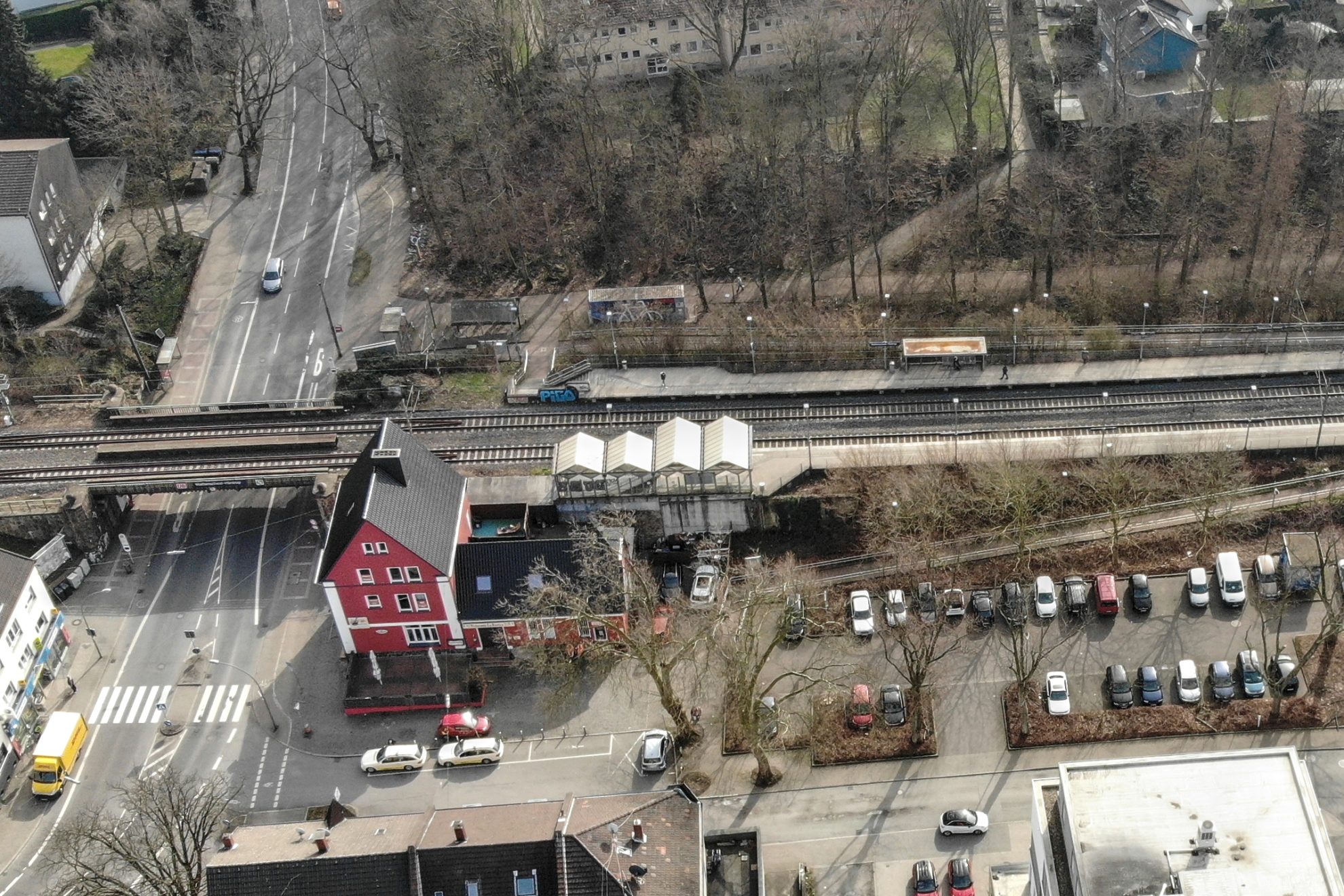 Der S-Bahnhof Höntrop ist ein Verkehrsknotenpunkt. Mit einigen Verbesserungen möchte die SPD im Rat die Situation entschärfen.