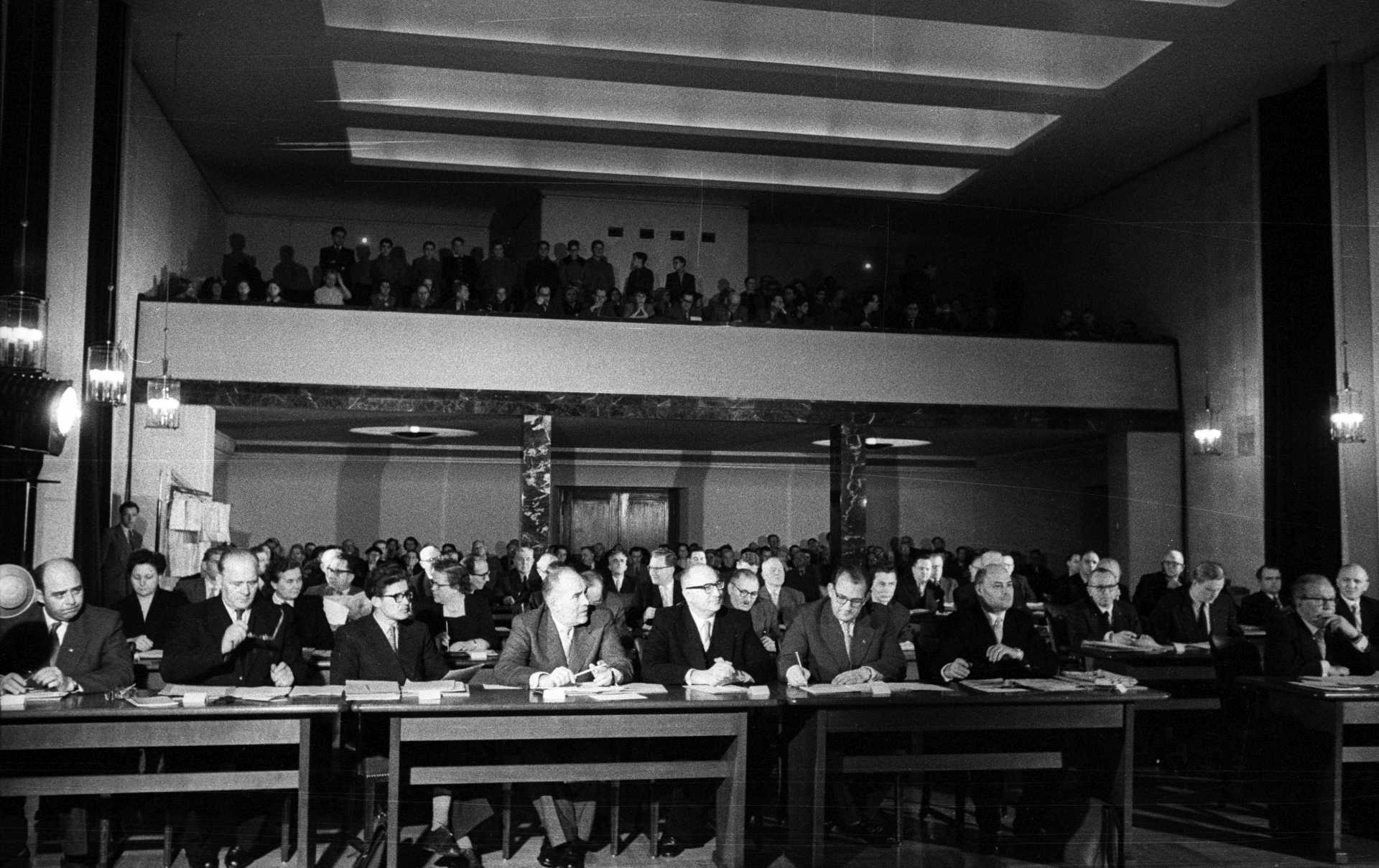 Einblick ins historische Rathaus. Die Stadtverordnetensitzung am 22. November 1956. Foto: Stadt Bochum, Presseamt
