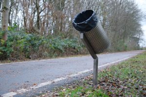 Ein Wurfmülleimer an der Springorumtrasse