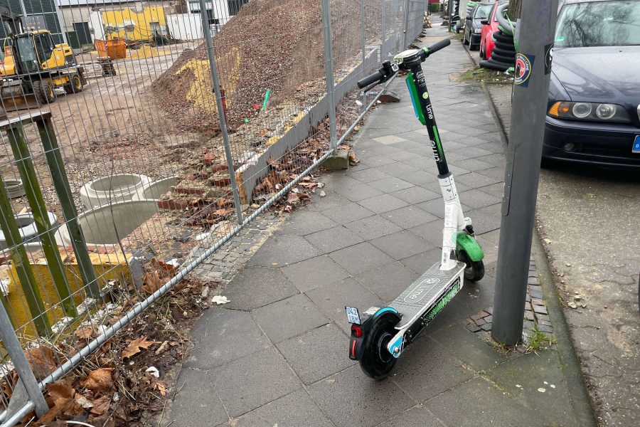 E-Scooter auf Gehweg