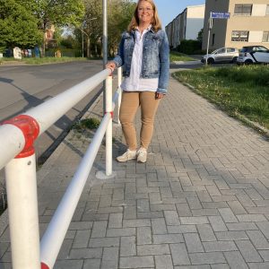 Sonja Gräf am neuen Drängelgitter
