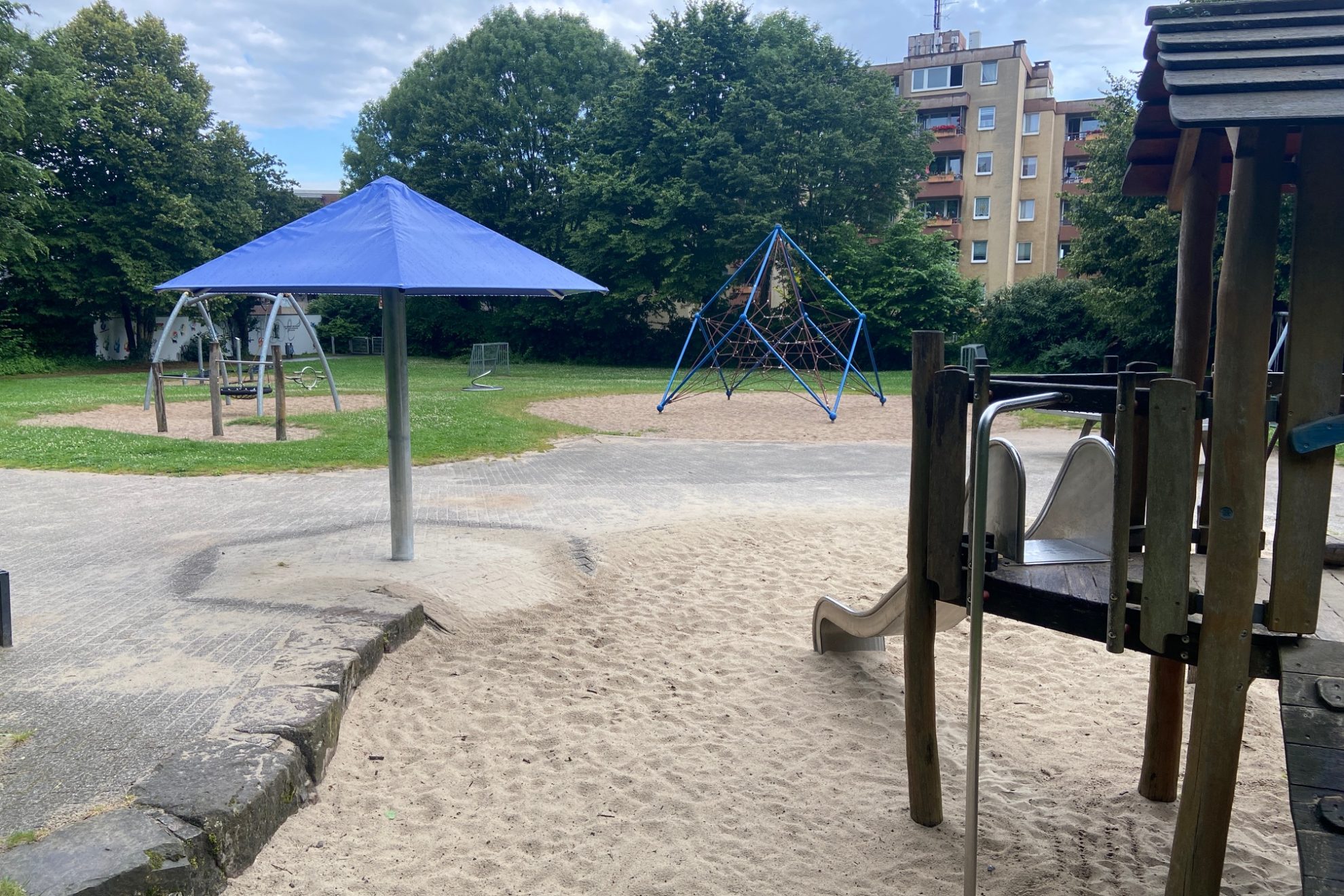 Der Sonnenschirm auf dem Spielplatz am Wabenweg