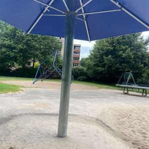 Die Sonnenschirme sind robust gebaut.