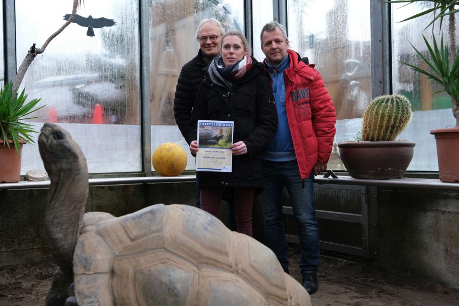 Tierparkleiter Ralf Slabik (l.) überreichte Svenja Striebeck und Jörg Laftsidis die Urkunden.