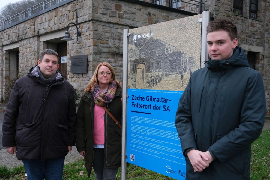 Jens Matheuszik (v.l.), Mitglied im Kulturausschuss, Sonja Gräf, kulturpolitische Sprecherin, und Christian Kalisch, stellvertretendes Mitglied im Kulturausschuss, schauen sich die neue Stele an.