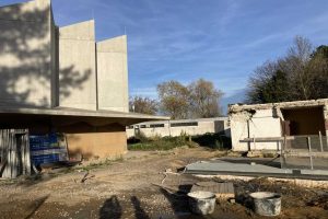 Noch ist das Fritz-Bauer-Forum eine Baustelle, dennoch hat es seine Arbeit aufgenommen. Foto: Sonja Gräf