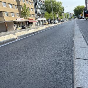 Neue Trennsteine sollen den Radverkehr schützen.